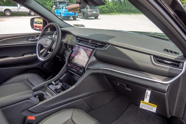 Photo of 2025 Diamond Black Crystal Pearlcoat Jeep Grand Cherokee