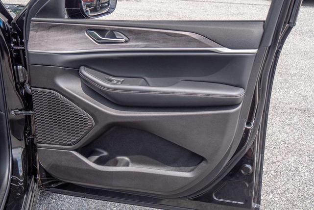 Photo of 2025 Diamond Black Crystal Pearlcoat Jeep Grand Cherokee