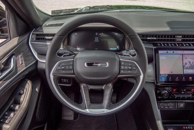 Photo of 2025 Diamond Black Crystal Pearlcoat Jeep Grand Cherokee