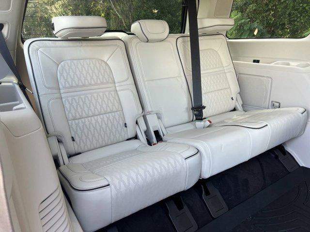 Photo of 2023 Silver Radiance Metallic Clearcoat Lincoln Navigator