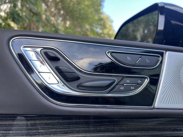 Photo of 2023 Silver Radiance Metallic Clearcoat Lincoln Navigator