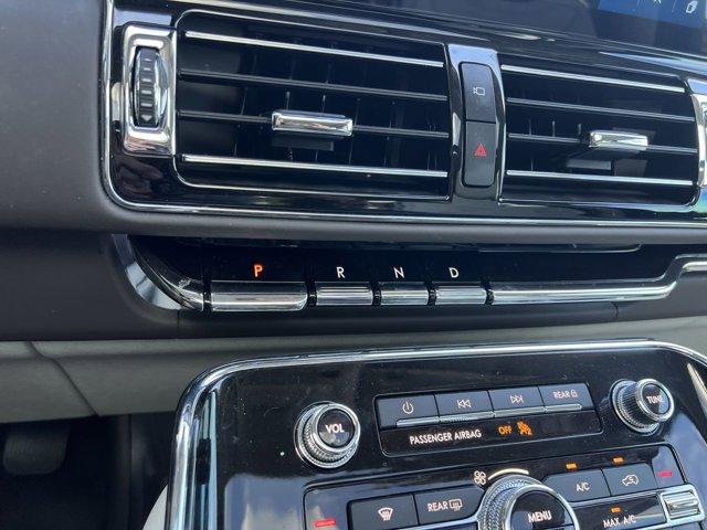 Photo of 2023 Silver Radiance Metallic Clearcoat Lincoln Navigator
