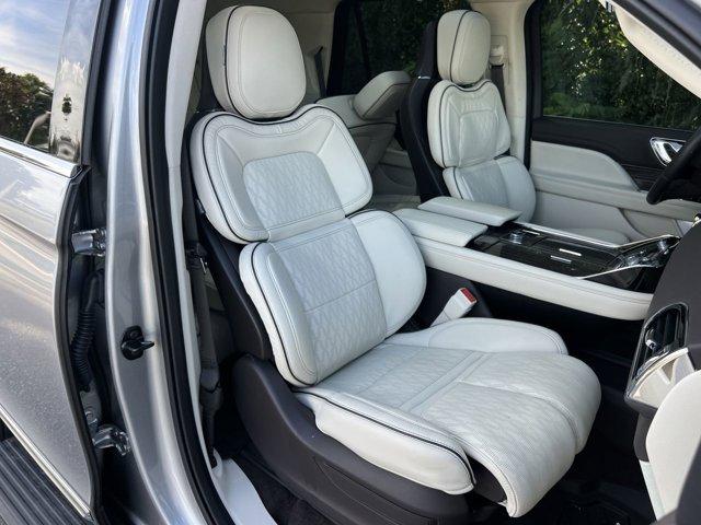 Photo of 2023 Silver Radiance Metallic Clearcoat Lincoln Navigator