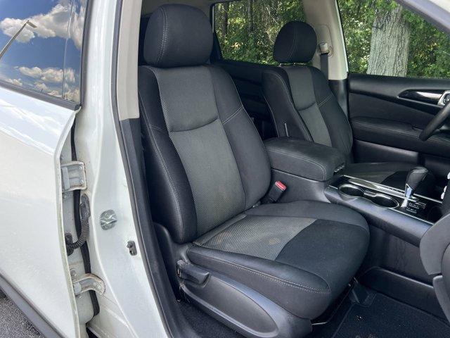Photo of 2017 Glacier White Nissan Pathfinder