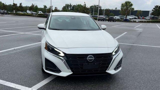 Photo of 2023 Pearl White Tricoat Nissan Altima