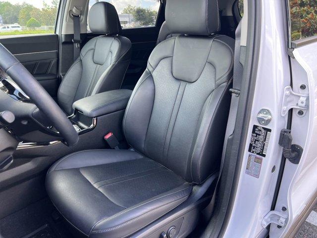 Photo of 2023 Glacial White Pearl Kia Sorento