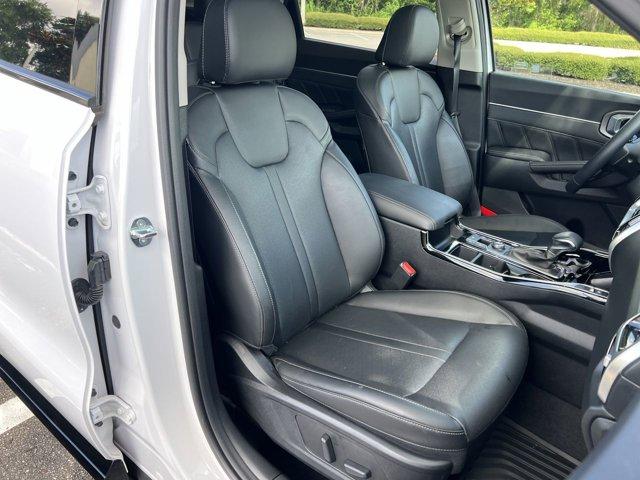 Photo of 2023 Glacial White Pearl Kia Sorento
