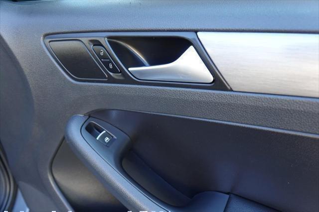 Photo of 2014 Platinum Gray Metallic Volkswagen Jetta