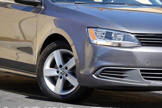 Photo of 2014 Platinum Gray Metallic Volkswagen Jetta