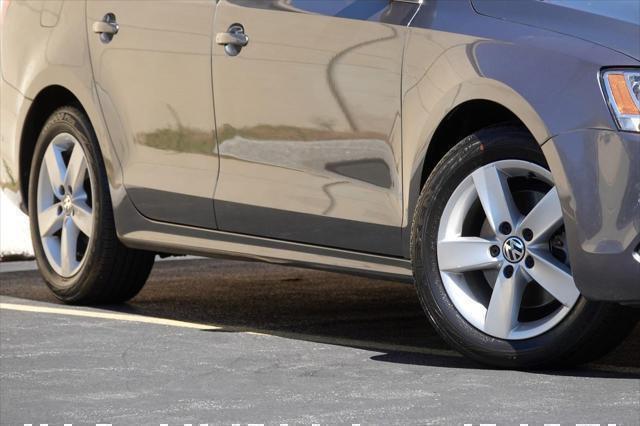 Photo of 2014 Platinum Gray Metallic Volkswagen Jetta