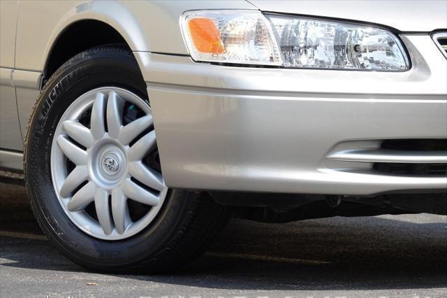 Photo of 2001 Lunar Mist Metallic Toyota Camry