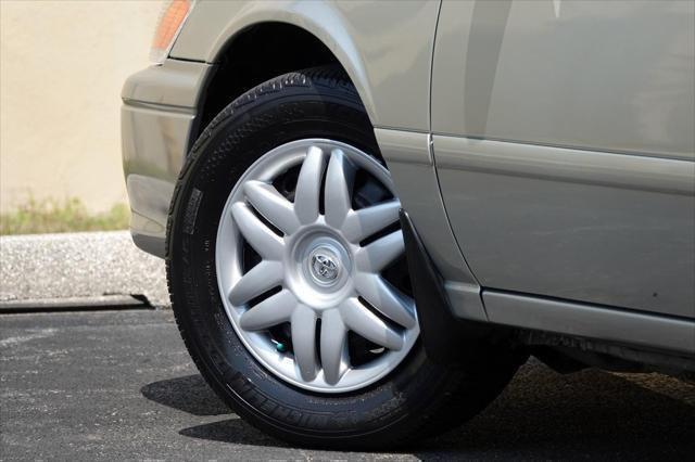 Photo of 2001 Lunar Mist Metallic Toyota Camry