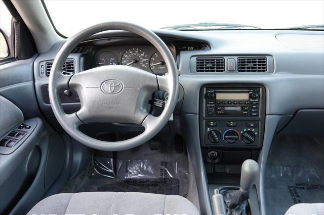 Photo of 2001 Lunar Mist Metallic Toyota Camry