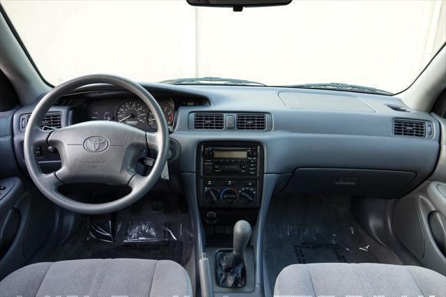 Photo of 2001 Lunar Mist Metallic Toyota Camry