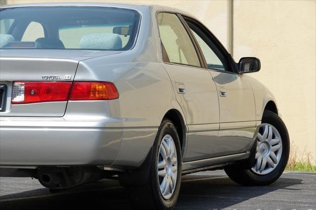 Photo of 2001 Lunar Mist Metallic Toyota Camry