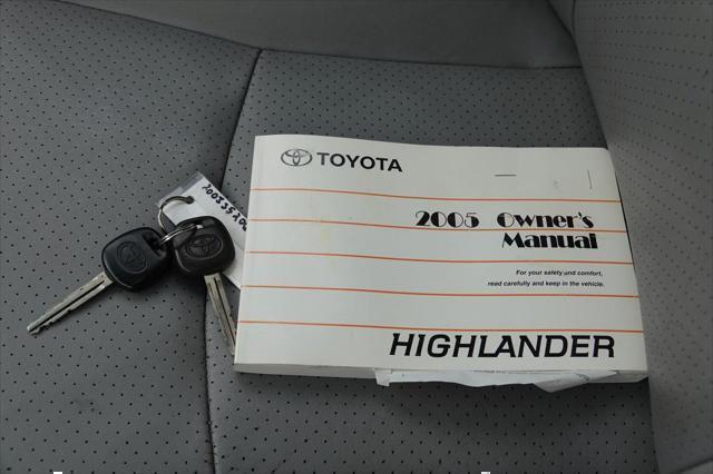 Photo of 2005 Millenium Silver Metallic Toyota Highlander