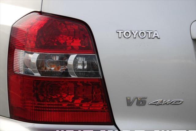 Photo of 2005 Millenium Silver Metallic Toyota Highlander