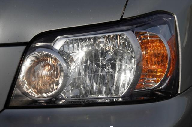 Photo of 2005 Millenium Silver Metallic Toyota Highlander