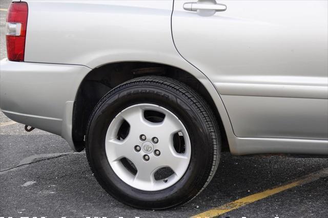 Photo of 2005 Millenium Silver Metallic Toyota Highlander