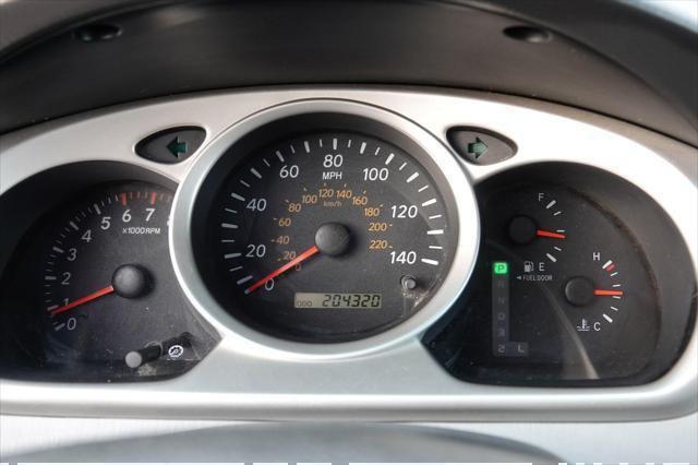 Photo of 2005 Millenium Silver Metallic Toyota Highlander
