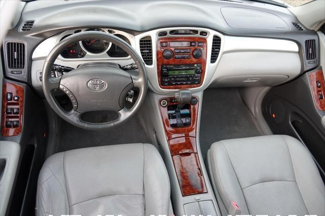 Photo of 2005 Millenium Silver Metallic Toyota Highlander