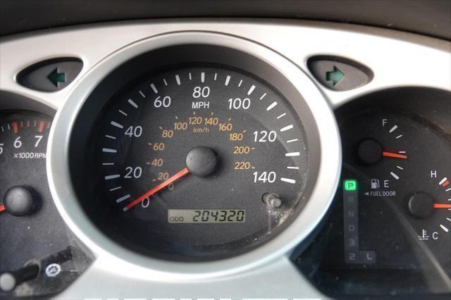 Photo of 2005 Millenium Silver Metallic Toyota Highlander