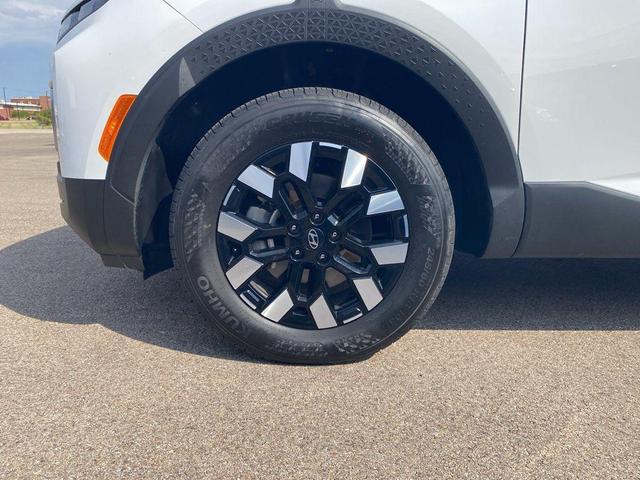 Photo of 2025 Atlas White Hyundai SANTA CRUZ