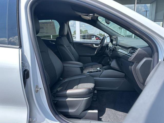 Photo of 2025 Space Silver Metallic Ford Escape
