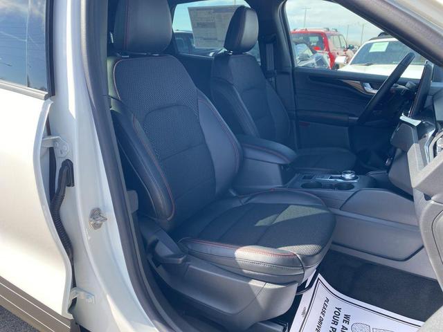 Photo of 2025 Star White Metallic Tri-Coat Ford Escape