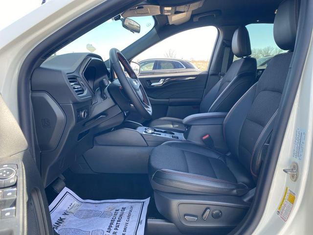 Photo of 2025 Star White Metallic Tri-Coat Ford Escape
