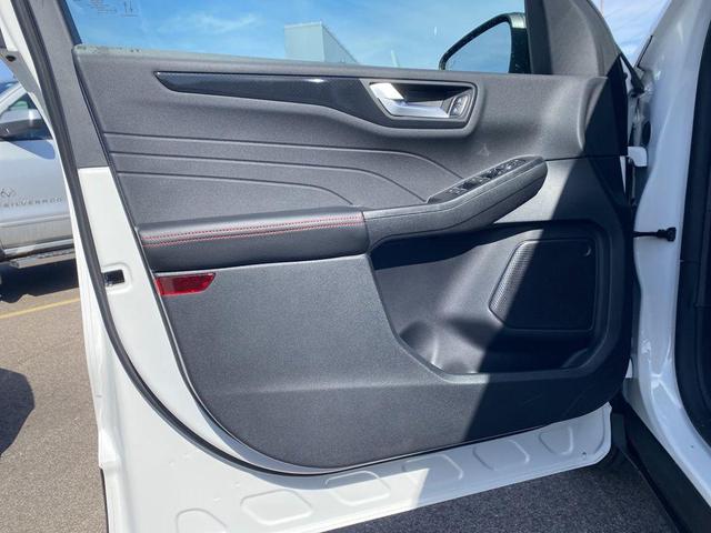 Photo of 2025 Star White Metallic Tri-Coat Ford Escape