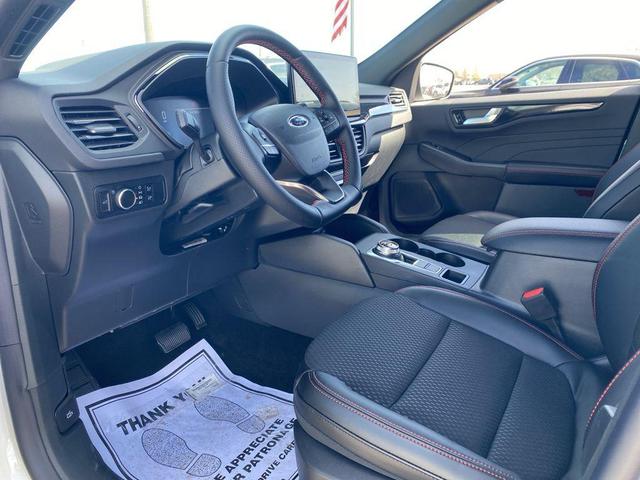 Photo of 2025 Star White Metallic Tri-Coat Ford Escape
