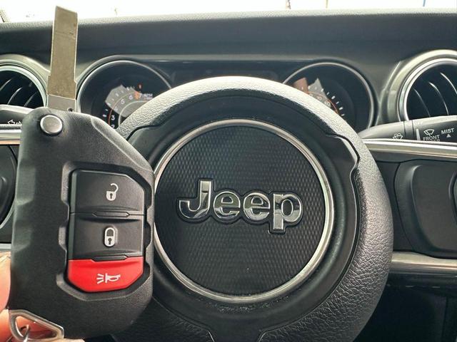 Photo of 2023 Bright White Clearcoat Jeep Gladiator
