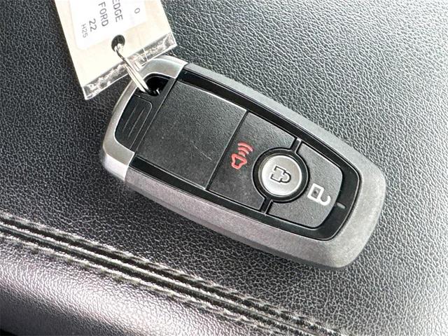 Photo of 2022 OXFORD WHITE Ford Edge