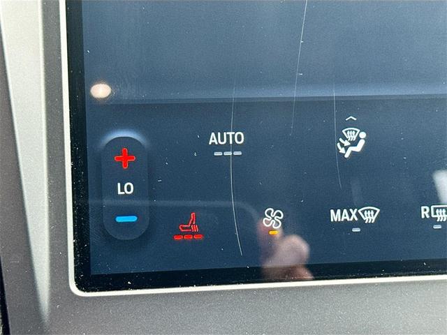 Photo of 2022 OXFORD WHITE Ford Edge