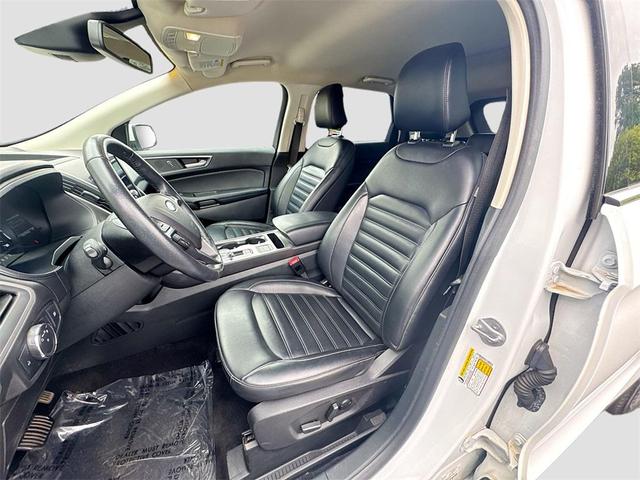 Photo of 2022 OXFORD WHITE Ford Edge