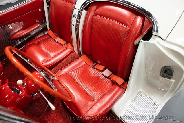 Photo of 1961 White Chevrolet Corvette