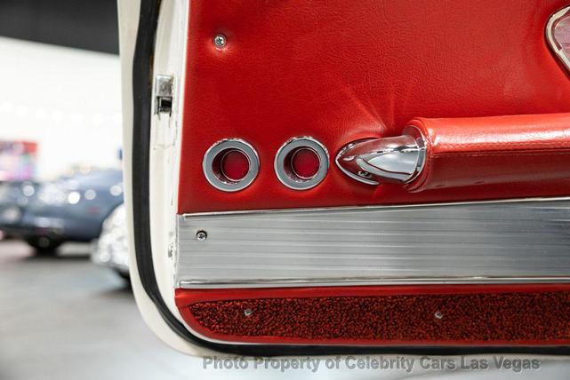 Photo of 1961 White Chevrolet Corvette