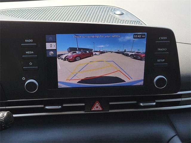 Photo of 2024 White Hyundai ELANTRA