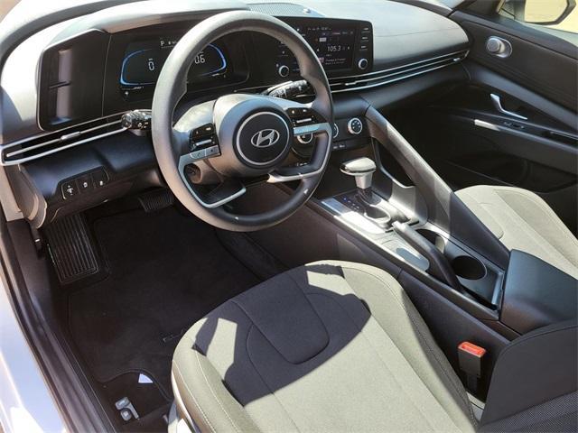 Photo of 2024 White Hyundai ELANTRA