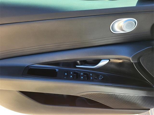 Photo of 2024 White Hyundai ELANTRA