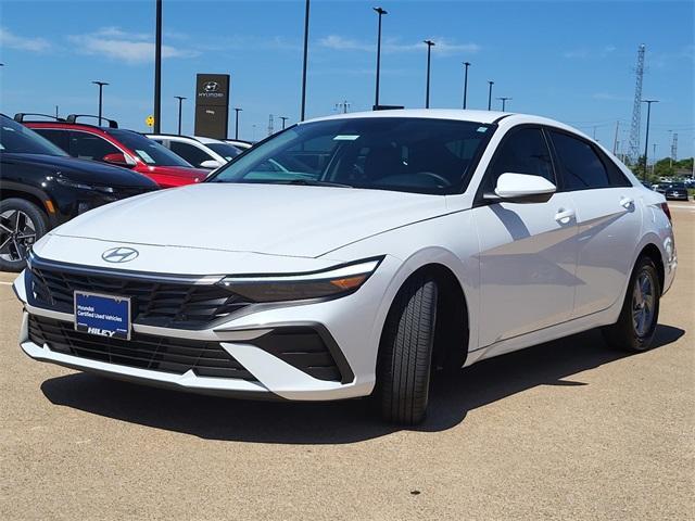Photo of 2024 White Hyundai ELANTRA