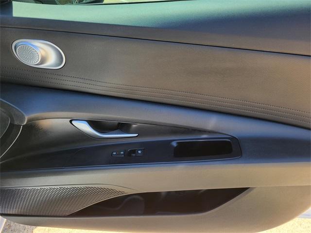 Photo of 2024 White Hyundai ELANTRA