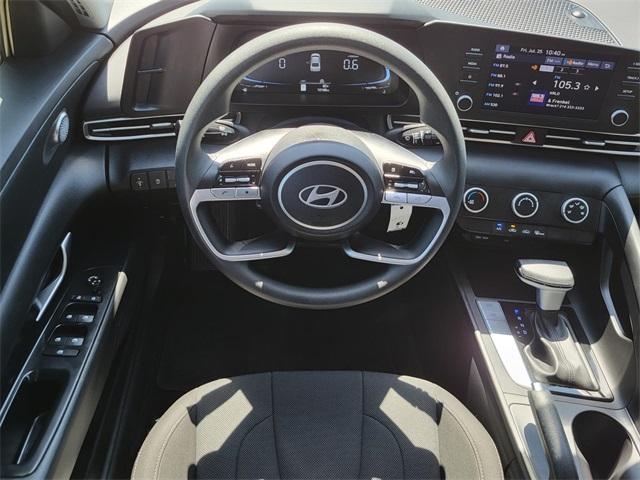 Photo of 2024 White Hyundai ELANTRA