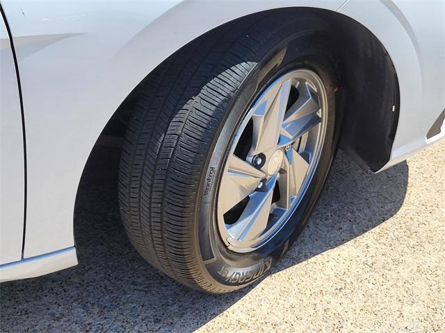Photo of 2024 White Hyundai ELANTRA