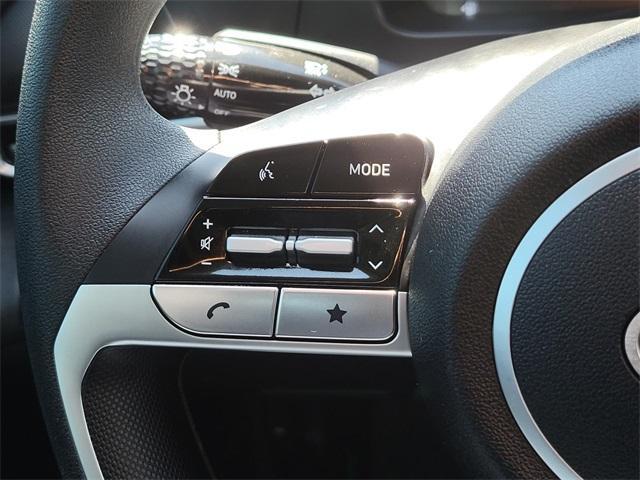 Photo of 2024 White Hyundai ELANTRA