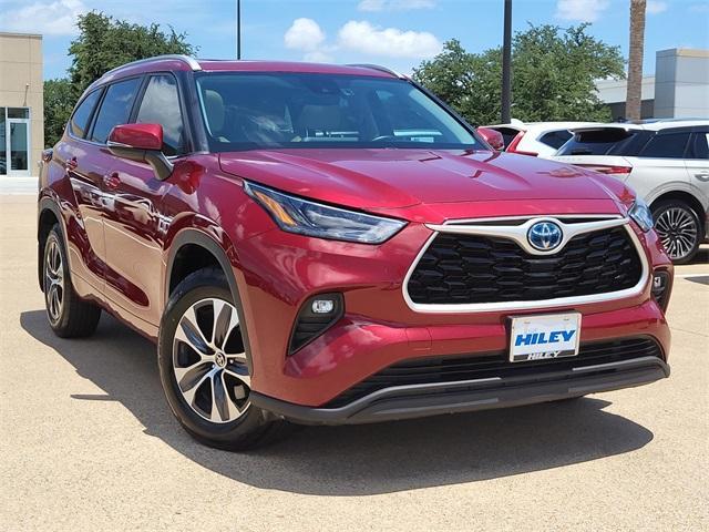 Photo of 2023 Ruby Flare Pearl Toyota Highlander Hybrid