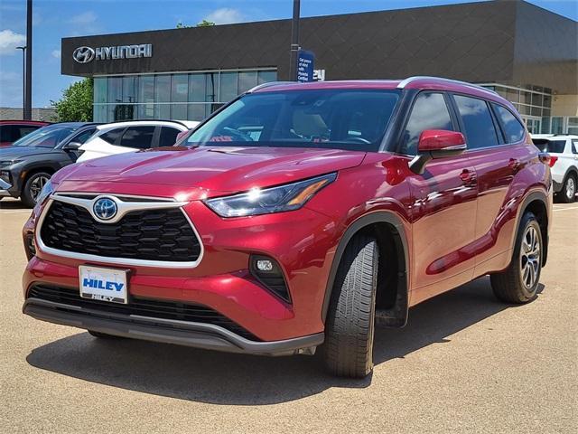 Photo of 2023 Ruby Flare Pearl Toyota Highlander Hybrid
