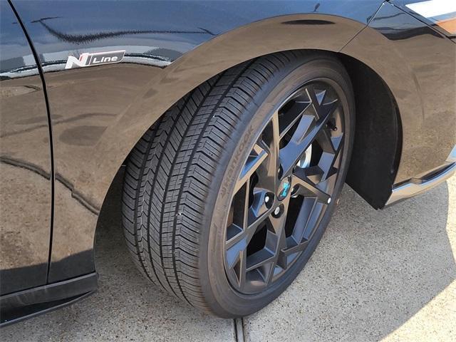 Photo of 2025 Black Hyundai ELANTRA