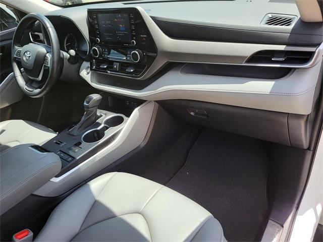 Photo of 2022 White Toyota Highlander
